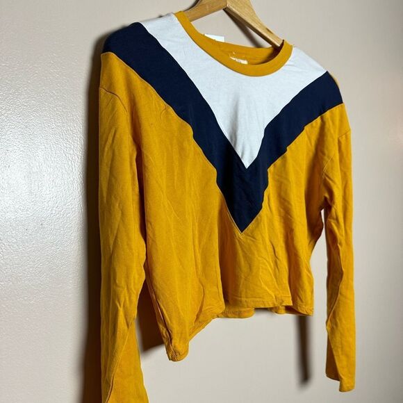 CLEARANCE! Gold Boutique Arrow Front Crop Top Size L NWT - Picture 3 of 6